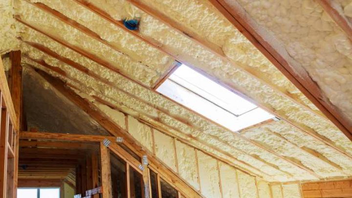 Jak wykonać montaż stropu belkowego z drewna – przewodnik po zaletach drewnianych stropów