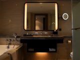 Jak dobrać idealne lustro do łazienki - porady dotyczące funkcjonalności i designu