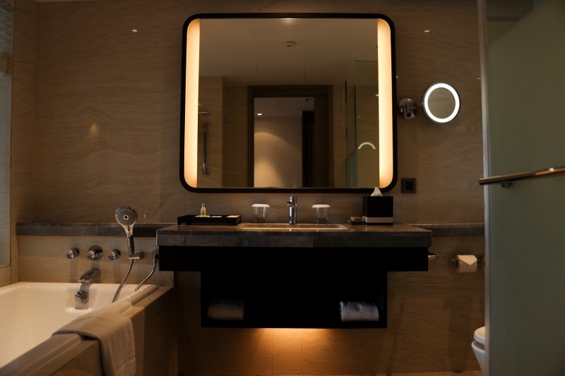 Jak dobrać idealne lustro do łazienki – porady dotyczące funkcjonalności i designu