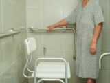Uchwyty do łazienki a mały budżet – jak znaleźć solidne rozwiązania?